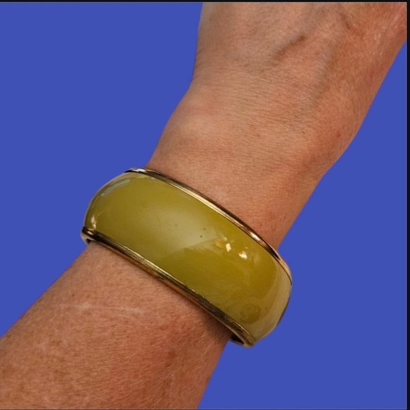 VTG 1960s Avocado Green Chunky Wide Brass Bangle Bracelet - Picture 1 of 7